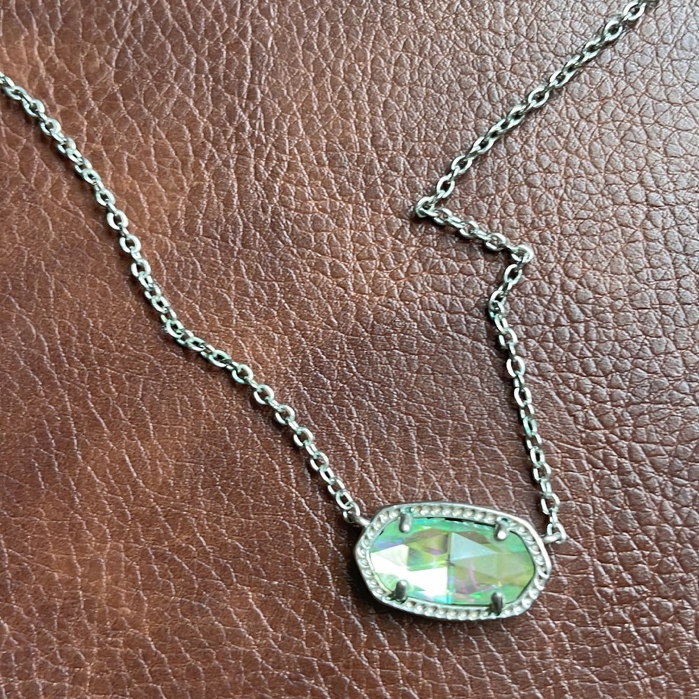 GORGEOUS Kendra Scott necklace 🖤